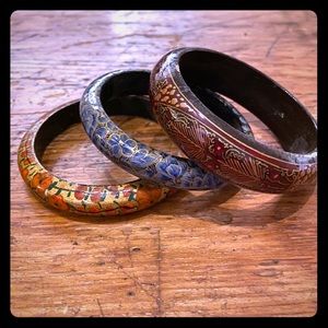 💎 Set of three ornate papier-mâché bangles
